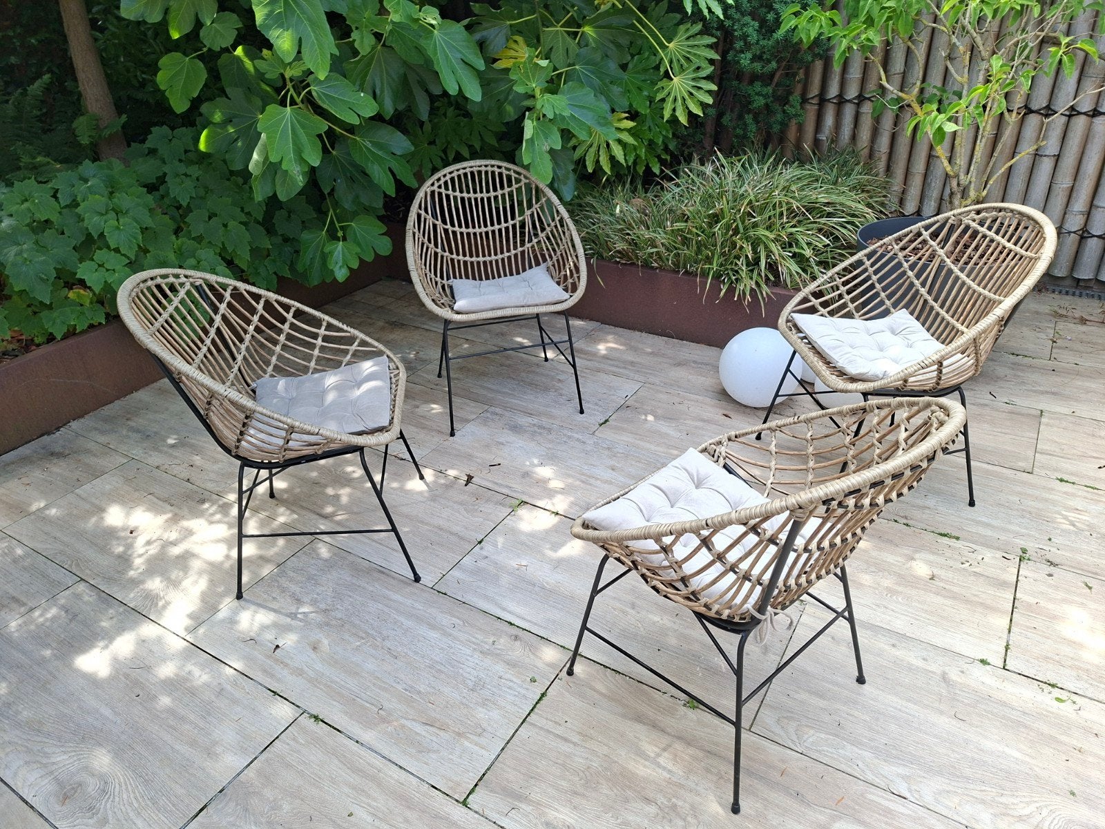 Vier comfortabele rotan kunststof stoelen met kussen, Ophalen, Gebruikt, Kunststof