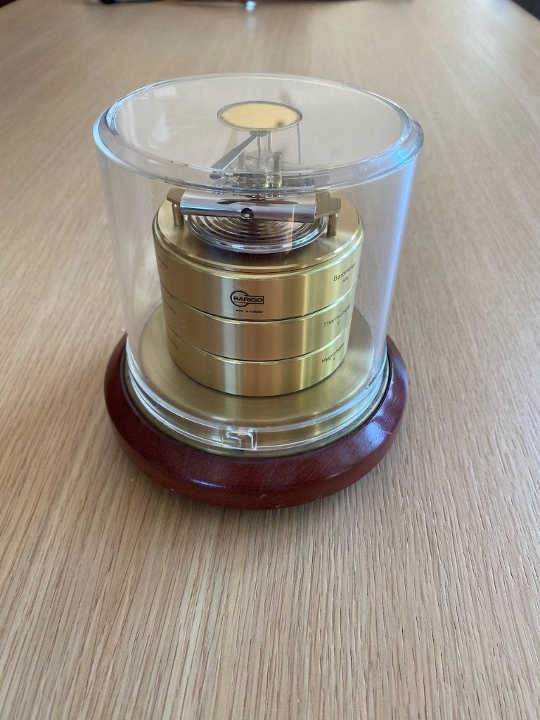 Vintage Barigo Weerstation – Messing met Stolp, Audio, Tv en Foto, Weerstations en Barometers, Ophalen of Verzenden, Zo goed als nieuw