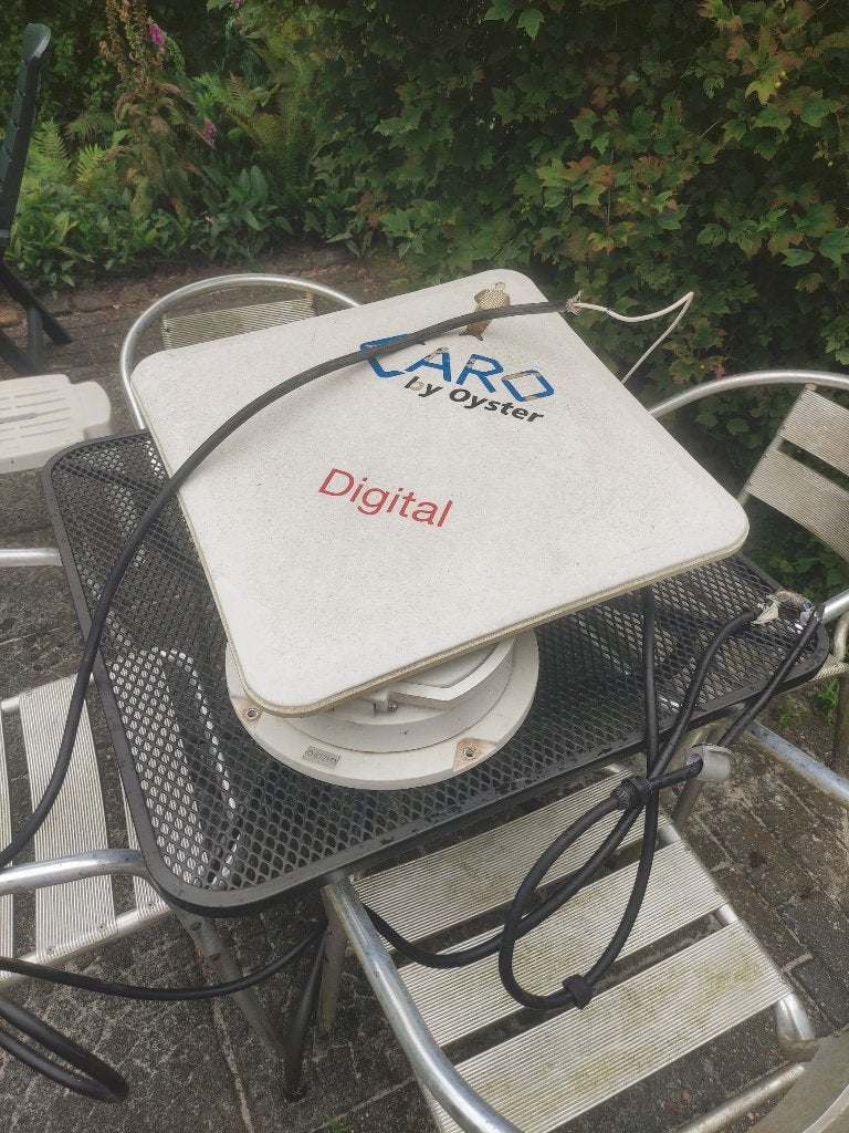 Oyster Caro vlakschotel, Ophalen, Gebruikt, (Schotel)antenne, Overige merken