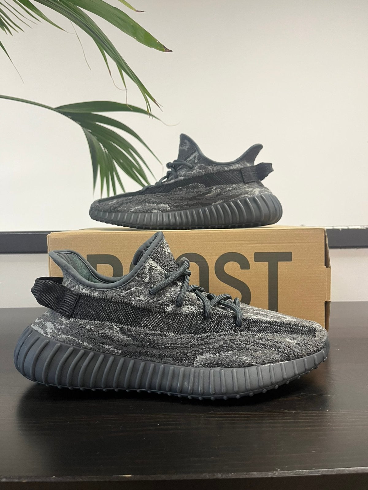 Yeezy Boost 350 V2 Dark Salt, Zwart, Ophalen of Verzenden, Sneakers of Gympen, Zo goed als nieuw