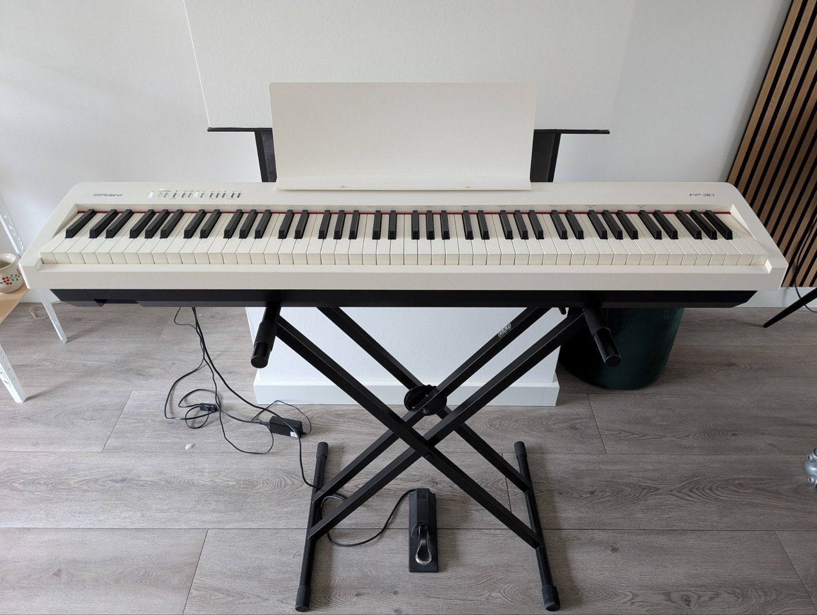 Roland FP-30 digitale piano, met standaard en accessoires, Ophalen, Wit, Digitaal, Zo goed als nieuw