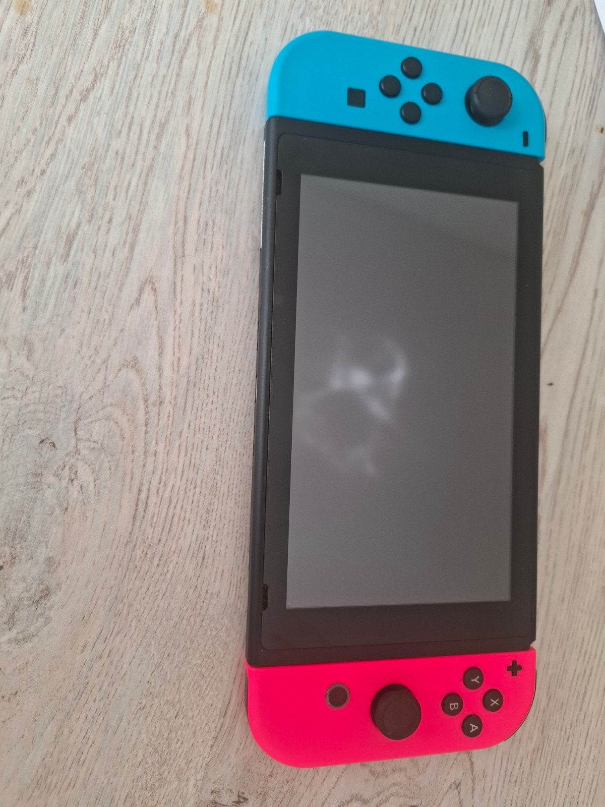 Nintendo switch+spelletje en controller oplaadstation, Spelcomputers en Games, Spelcomputers | Nintendo Switch, Zo goed als nieuw