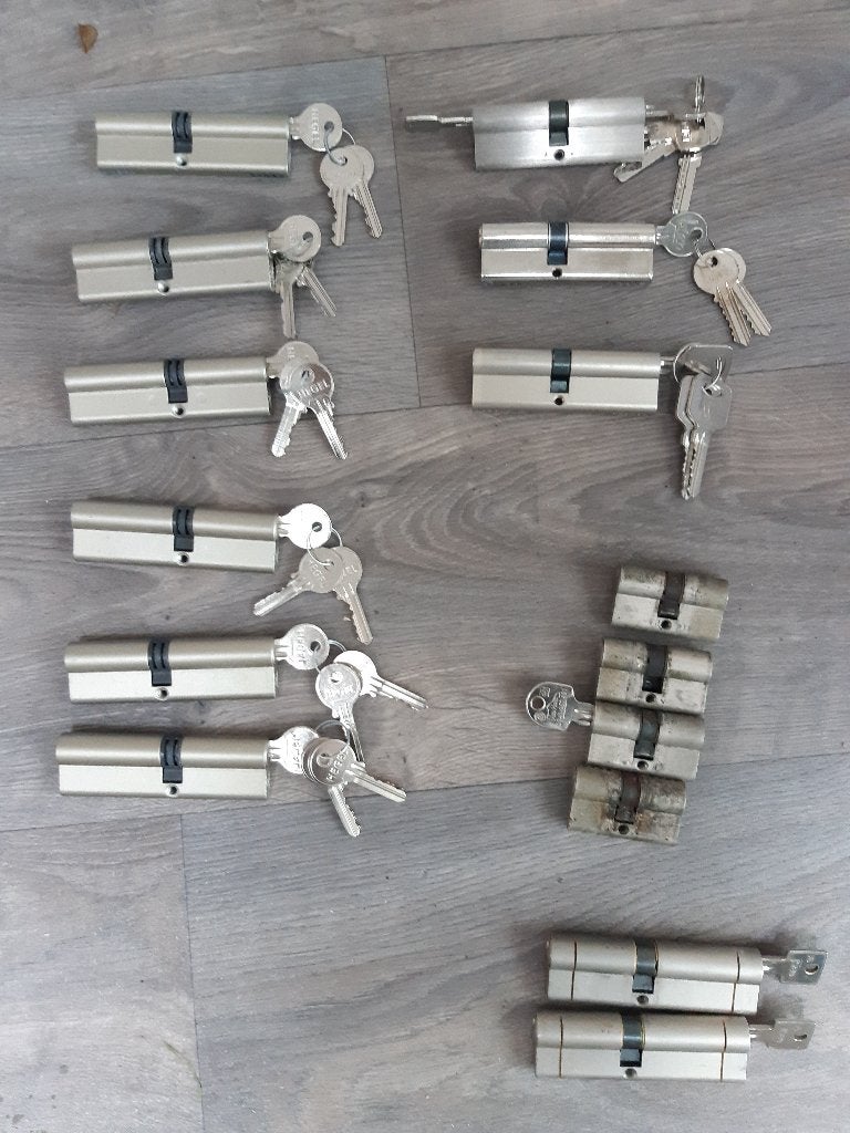 Diverse cilinders / sloten met sleutels, Doe-het-zelf en Verbouw, Hang- en Sluitwerk, Ophalen of Verzenden, Zo goed als nieuw