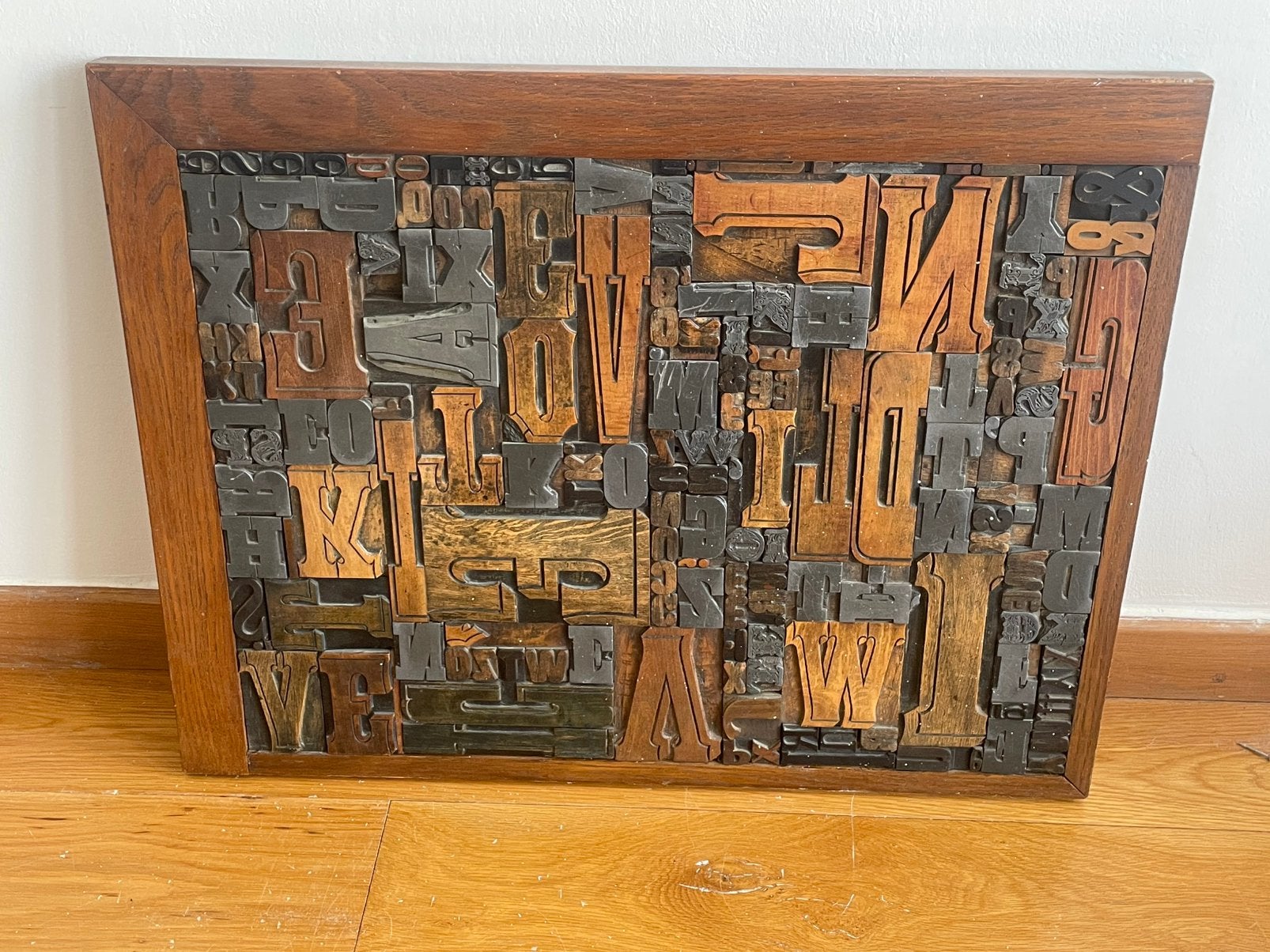 Wanddecoratie met vintage drukletters, Huis en Inrichting, Woonaccessoires | Schilderijen, Tekeningen en Foto's, Zo goed als nieuw