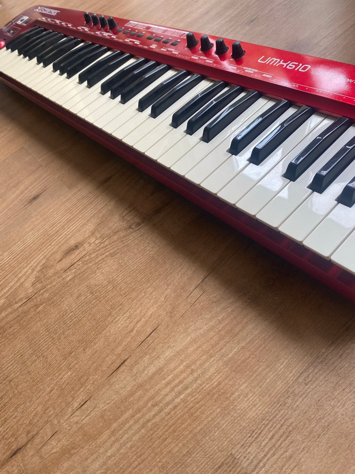 Behringer UMX610 MIDI Controller Keyboard - Rood, Muziek en Instrumenten, Keyboards, Gebruikt, 61 toetsen, Overige merken, Midi-aansluiting