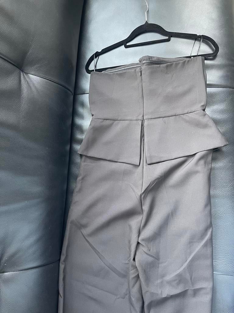 josh V Elegante Zwarte Strapless Jumpsuit met Peplum Detail, Kleding | Dames, Jumpsuits, Verzenden, Nieuw, Maat 42/44 (L), Zwart