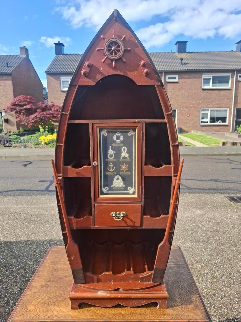 Wijnrek in de vorm van een boot, Ophalen