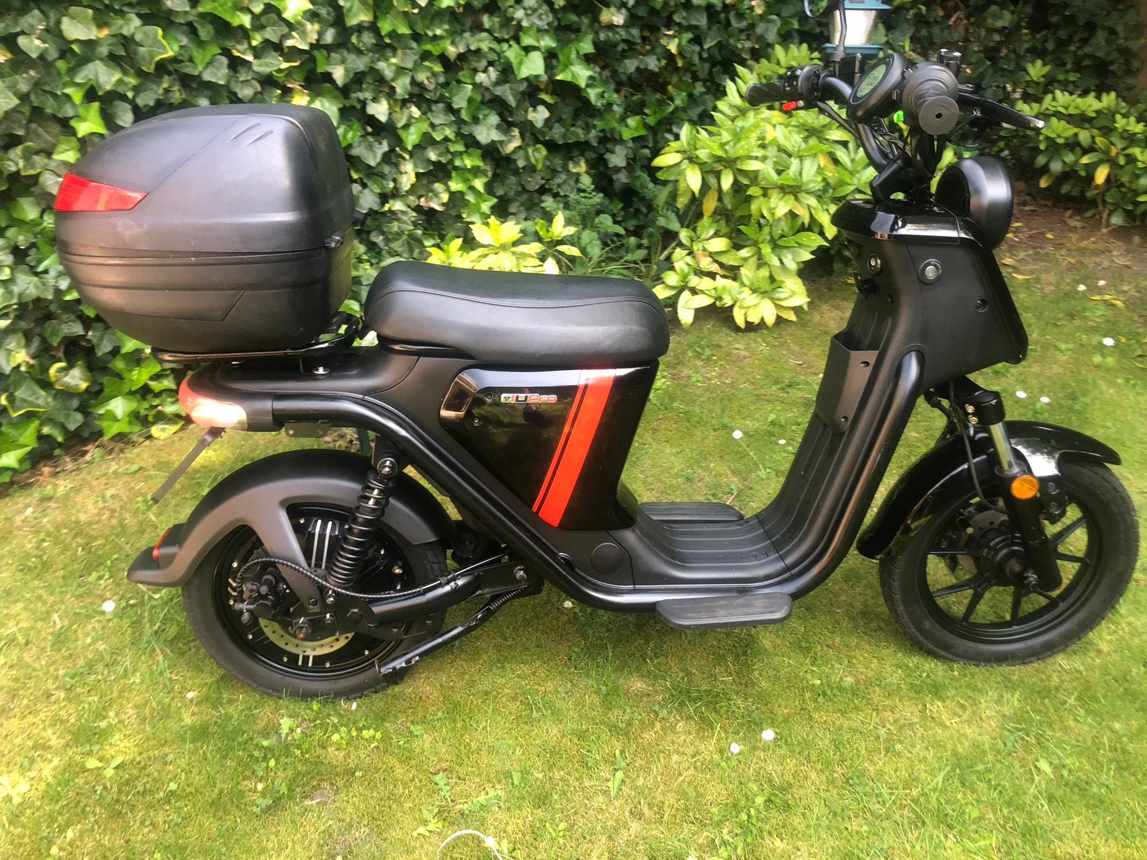 Niu elektrische brommer met gps en alarm, Fietsen en Brommers, Overige merken, Elektrisch, Ophalen of Verzenden, Zo goed als nieuw