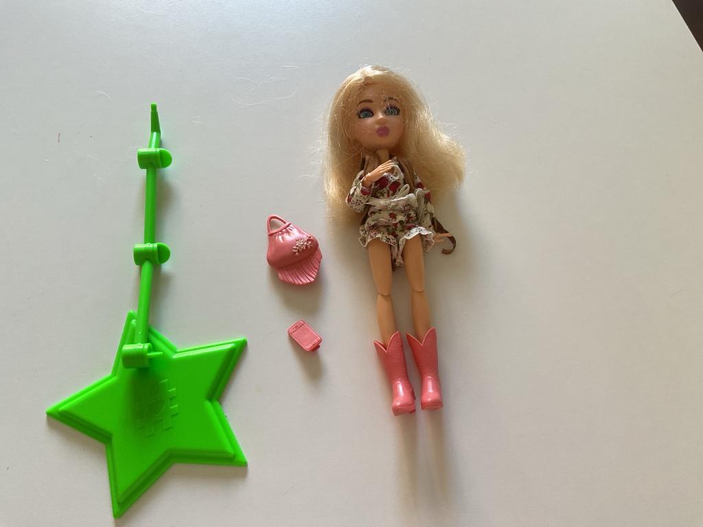 Aspen de modepop met accessoires en standaard, Kinderen en Baby's, Speelgoed | Poppen, Ophalen, Gebruikt, Overige typen