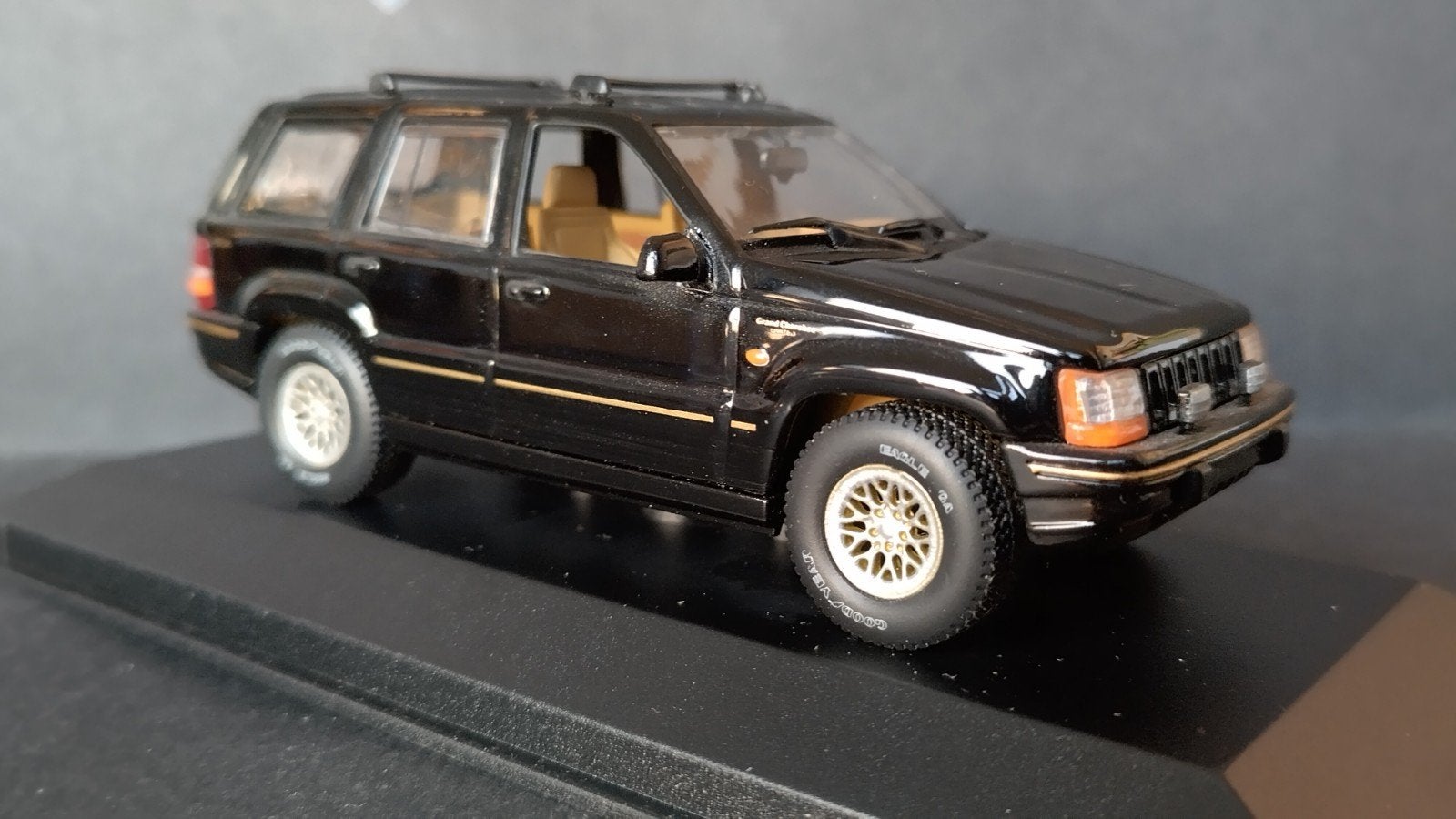 Jeep Grand Cherokee 1:43 Minichamps Pol, Hobby en Vrije tijd, Modelauto's | 1:43, Auto, Verzenden, ., Zo goed als nieuw