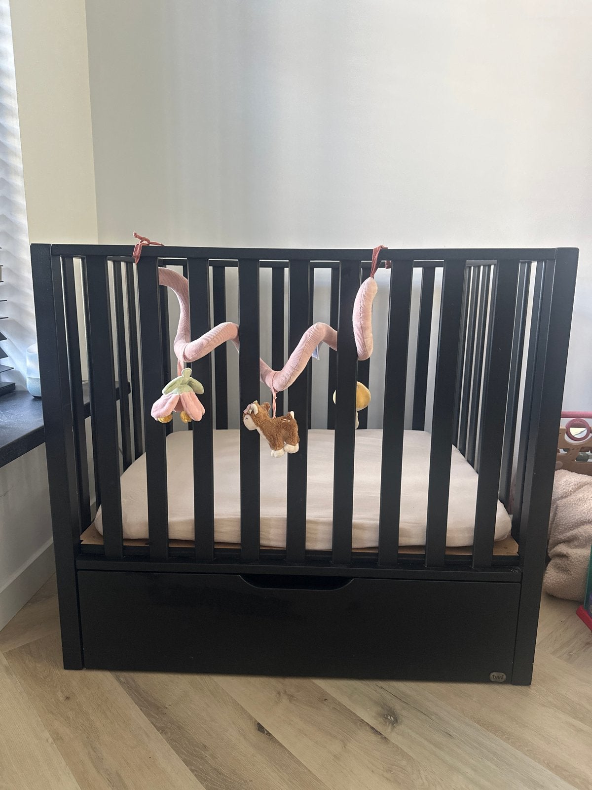Zwarte box TWF met lade en matras, Kinderen en Baby's, Ophalen, Zo goed als nieuw, Rechthoekig, In hoogte verstelbaar