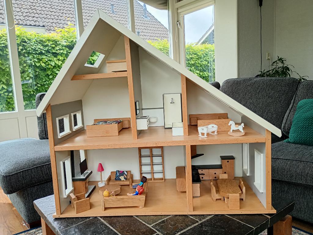 Houten poppenhuis met meubilair, Ophalen, Zo goed als nieuw, Poppenhuis