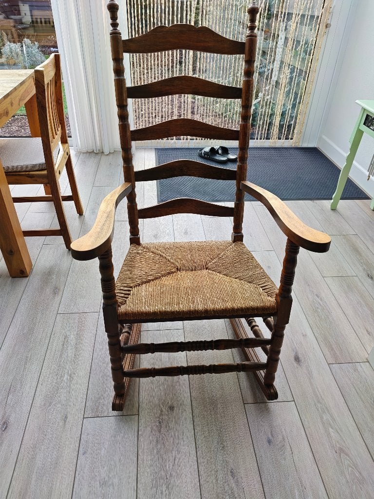 Houten schommelstoel met rieten zitting – klassiek model, Huis en Inrichting, Stoelen, Ophalen, Gebruikt, Bruin, Andelijke stijl