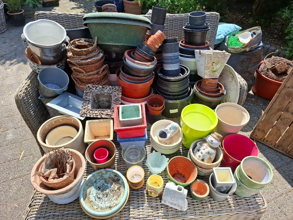 grote voorraad bloempotten steen en plastic (moet nu weg), Tuin en Terras, Bloempotten, Ophalen, Overige materialen, Gebruikt