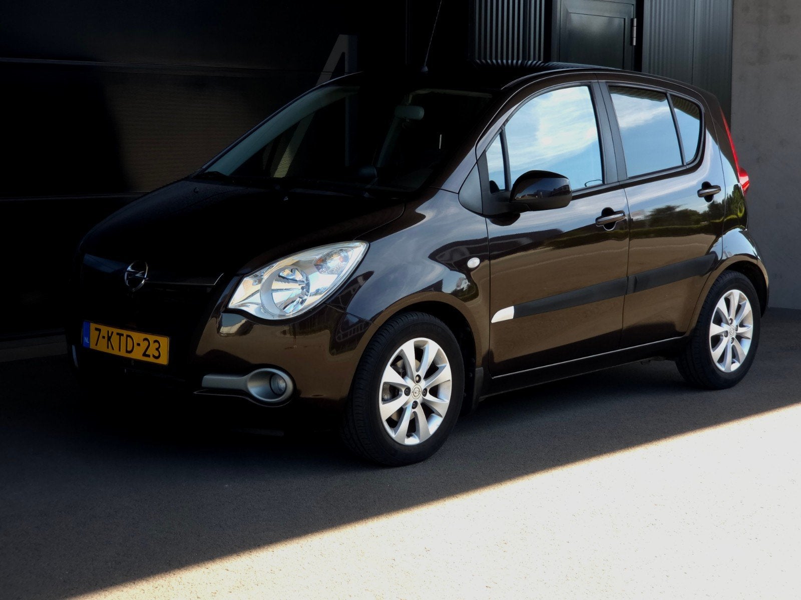 OPEL AGILA 1.2 EDITION/AIRCO/TREKH/1E EIGN/VELGEN/29993 KMS!, Stof, 40 €/maand, 4 cilinders, Bruin