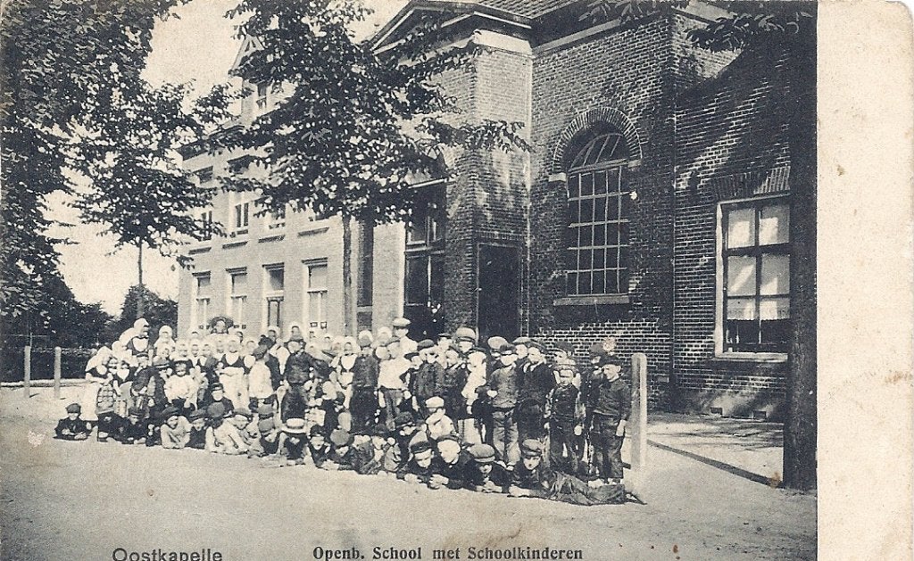Oostkapelle Openb.School met schoolkinderen w.o klederdracht, Verzenden, Voor 1920, Gelopen, Zeeland