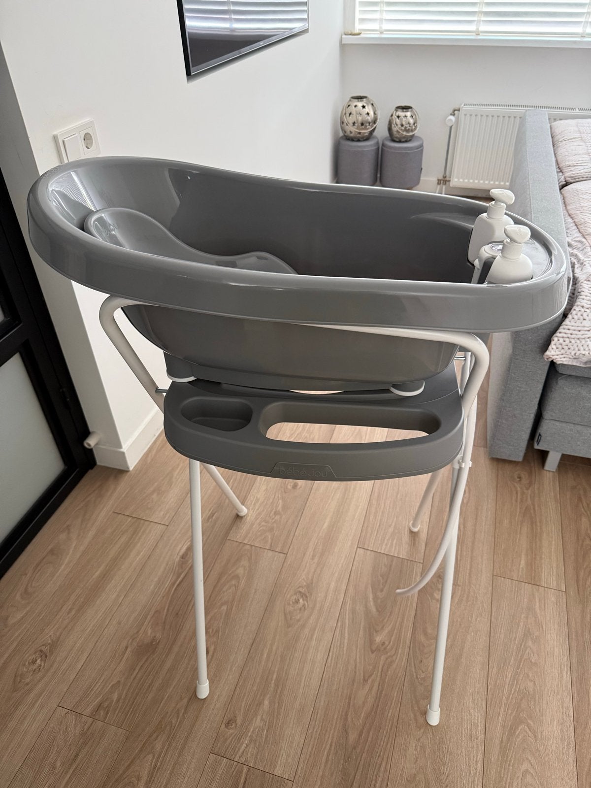 Bébé-jou babybadje met standaard en badzitje, Ophalen, Zo goed als nieuw, Badje, Bébé-jou