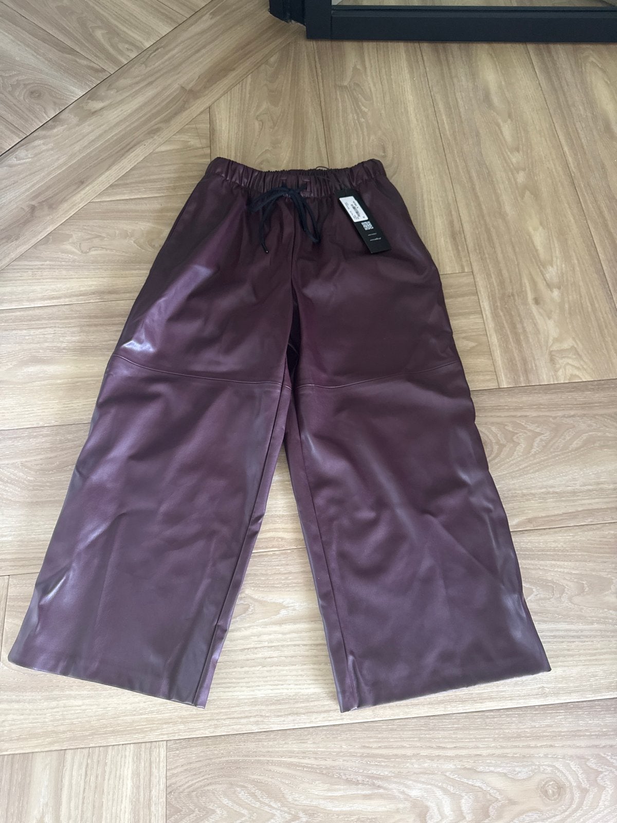 Milla Bordeaux Faux Leren Broek Maat M, Maat 38/40 (M), Nieuw, Ophalen of Verzenden, Driekwart