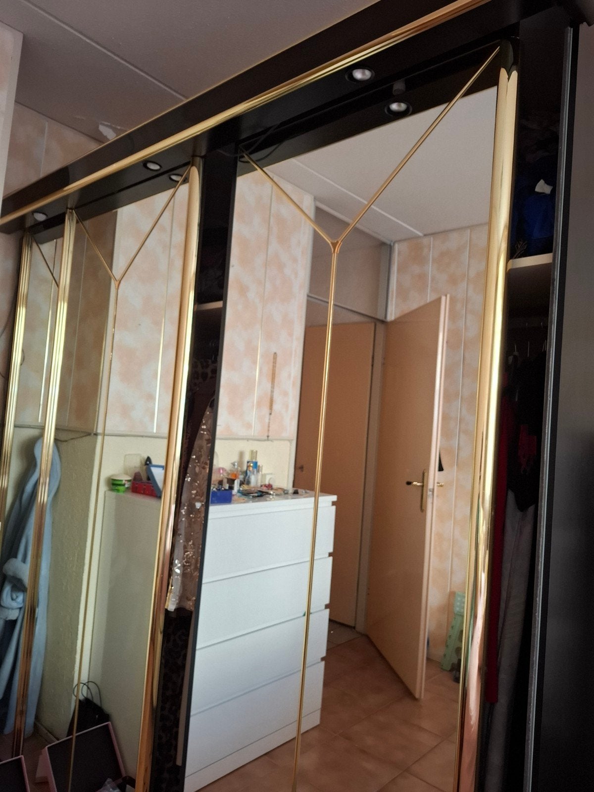 gratis 3 deurs linnenkast met spiegels. zelf demonteren/, Ophalen, Gebruikt, Tweepersoons