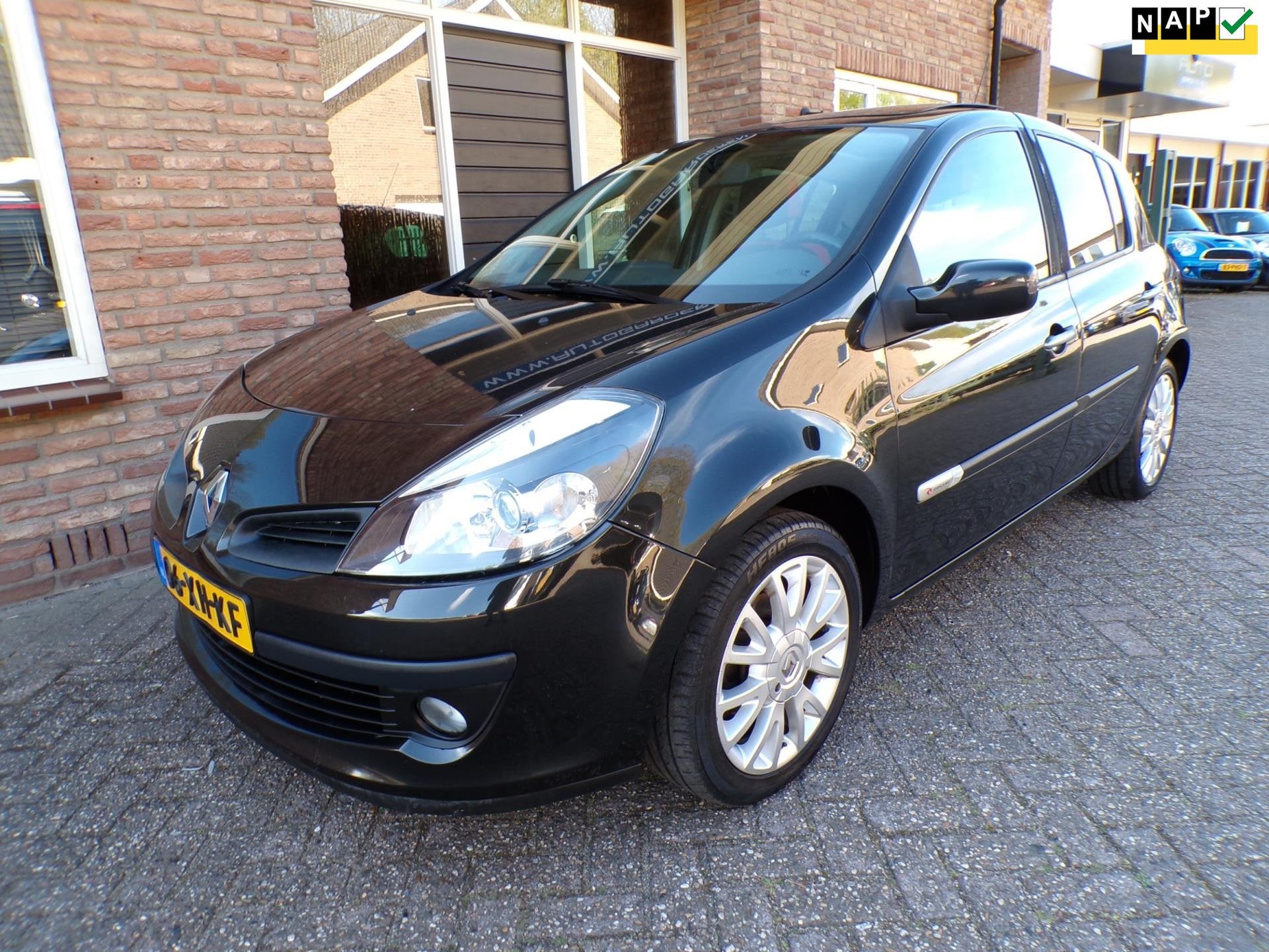 Renault Clio 1.4-16V Rip Curl Panoramadak, Auto's, Voorwielaandrijving, Dealer onderhouden, Gebruikt, Zwart