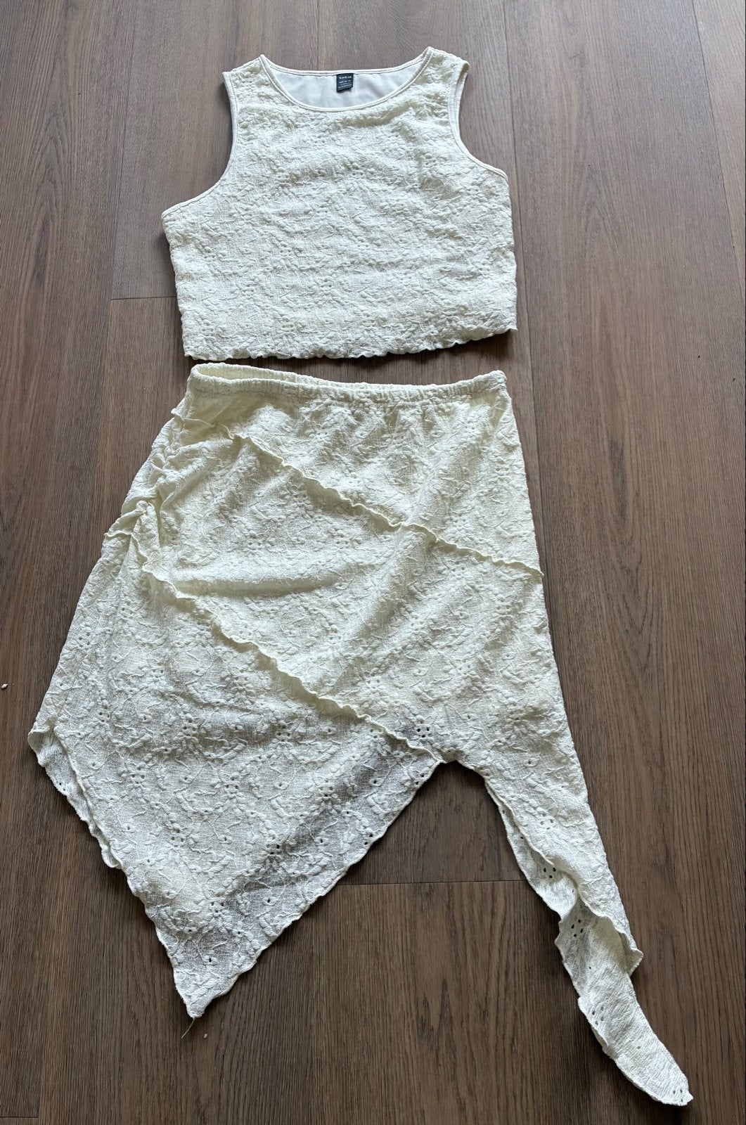 Setje: Crèmekleurige kanten crop top en asymmetrische rok., Kleding | Dames, Rokken, Wit, Maat 42/44 (L), Ophalen of Verzenden