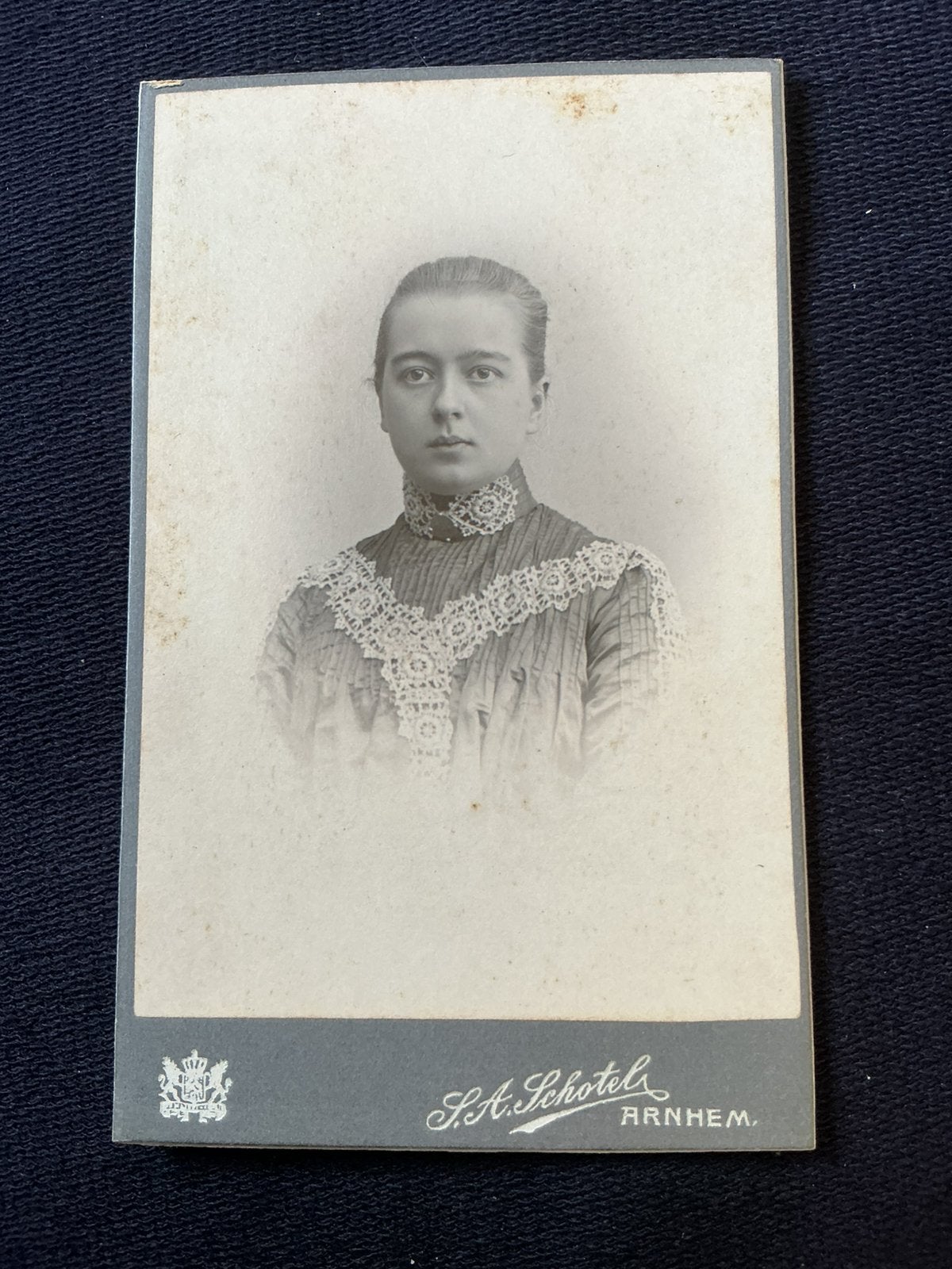 CDV, Jongedame, A.S. SCHOTEL, ARNHEM, Carte de Visite, Ophalen of Verzenden, Voor 1940, Gebruikt, Foto