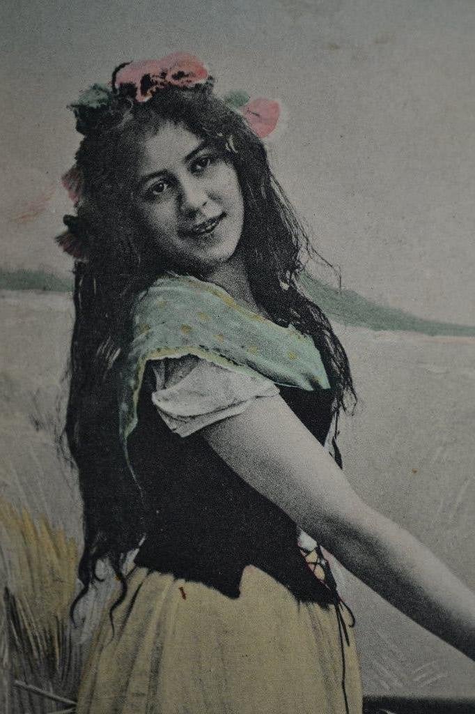 belgie 1905 meisje heel lang haar bloemen in haar, Ophalen of Verzenden, Voor 1920, Gelopen, Sterren en Beroemdheden