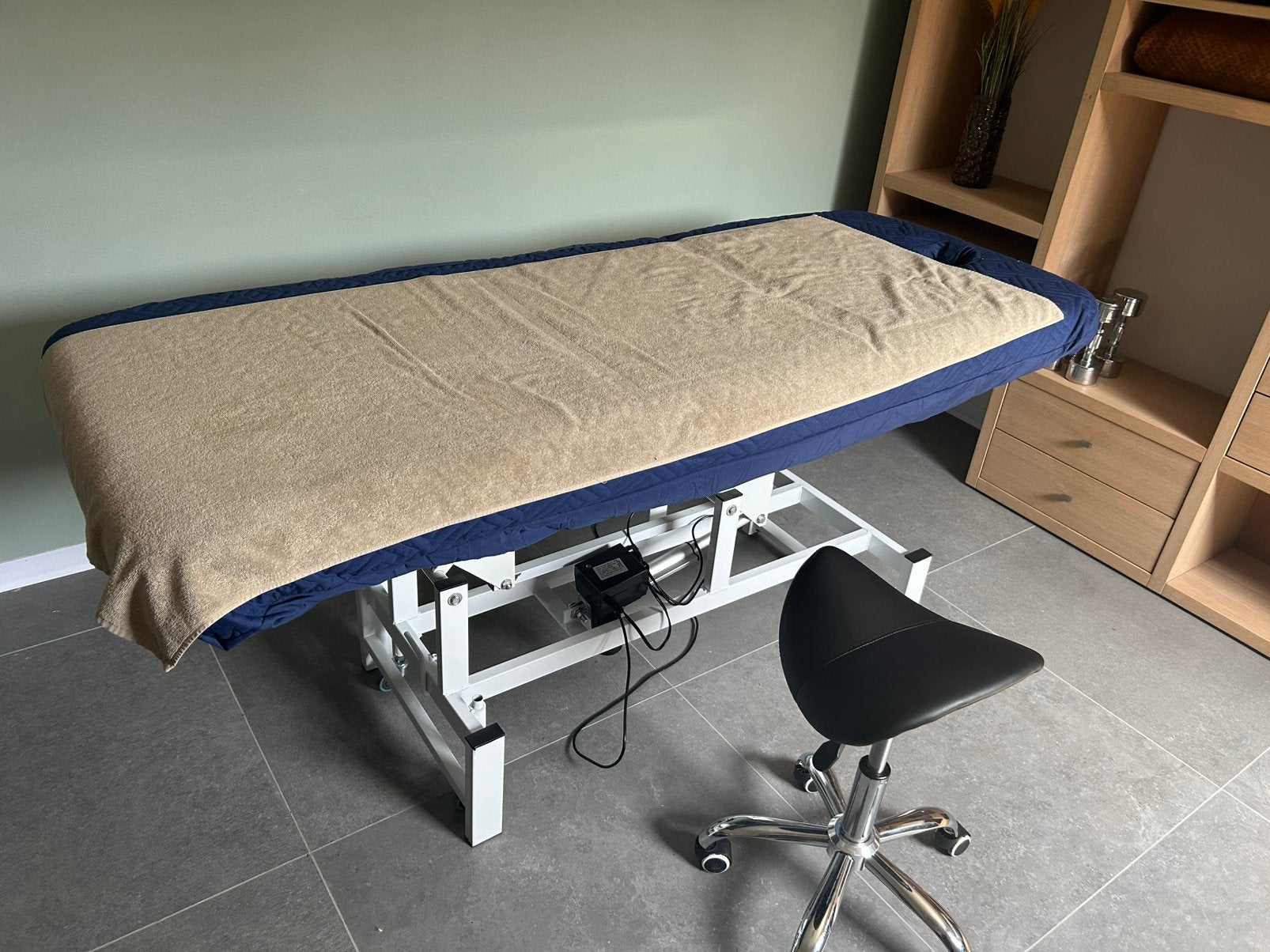 Massagetafel verstelbaar en elektrisch in hoogte incl. Kruk, Sport en Fitness, Massageproducten, Ophalen, Zo goed als nieuw, Massagetafel