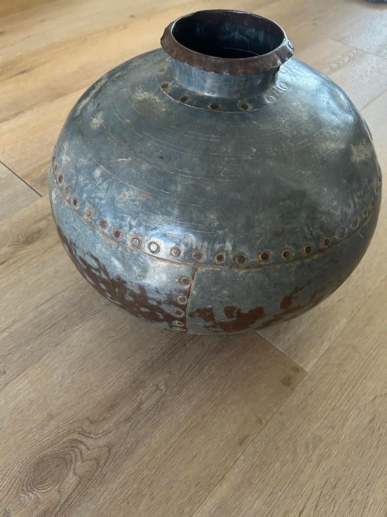 Antieke metalen waterkruik / vaas met klinknagels, Ophalen of Verzenden