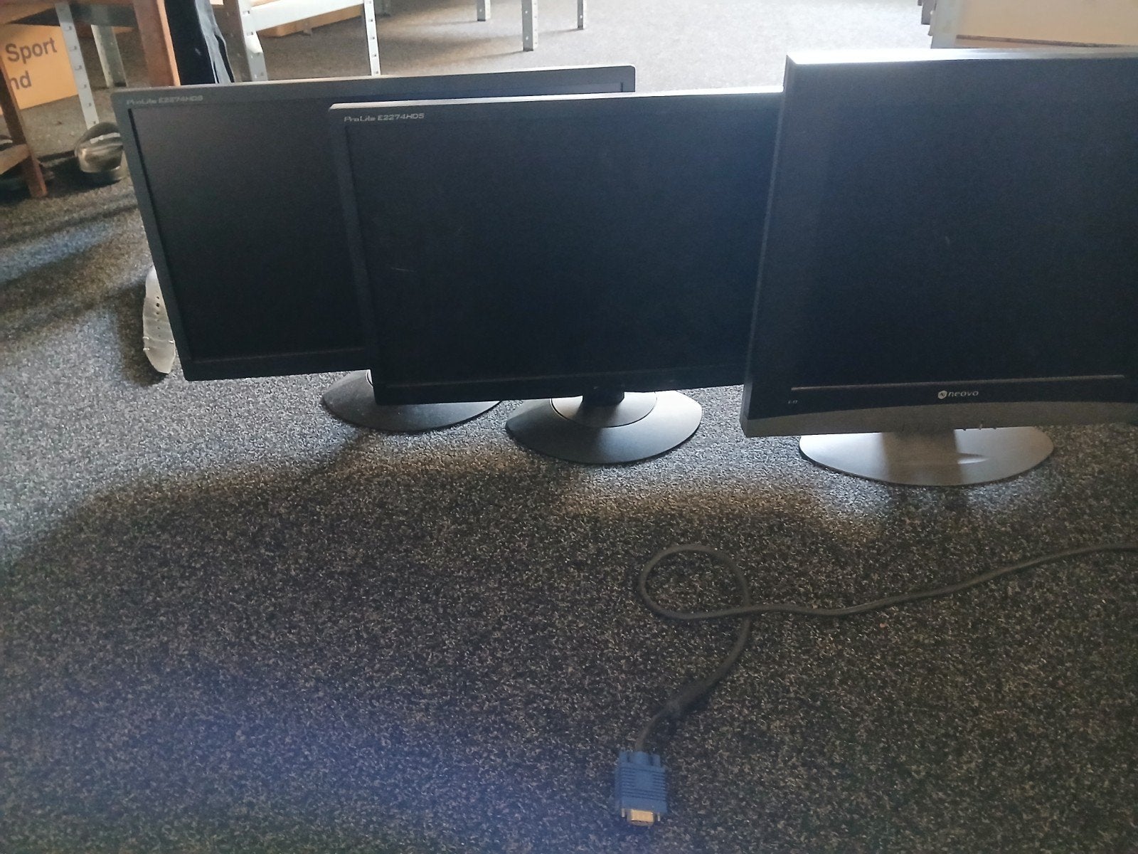 Iiyama ProLite E2274HDS en Neovo F-17 monitoren, Ophalen, Full HD, 60 Hz of minder, DVI
