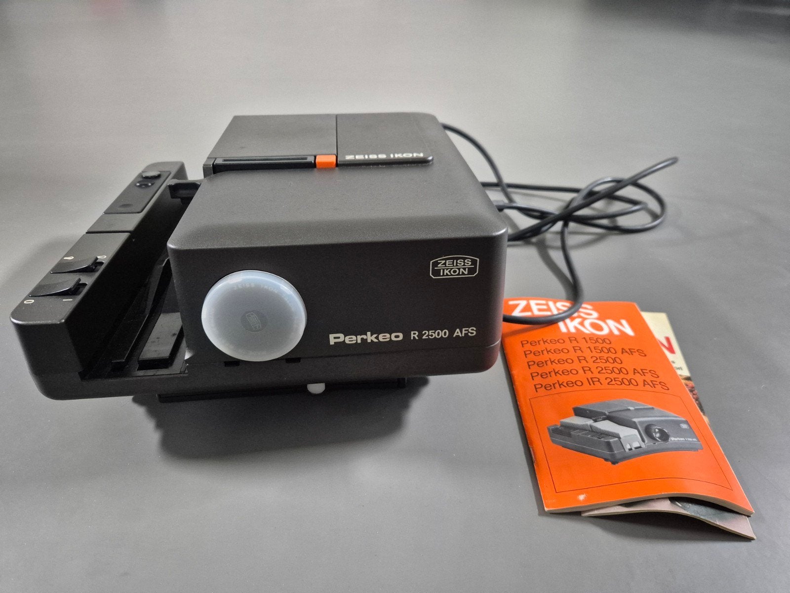 Zeiss Ikon Perkeo R 2500 AFS diaprojector met scherm, Ophalen of Verzenden, Elektrisch, Gebruikt