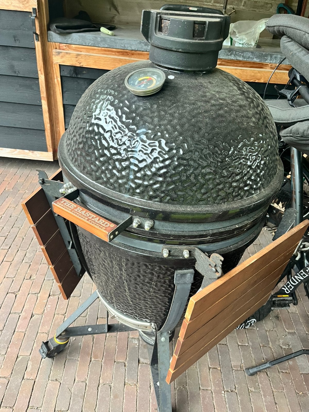 The Bastard Large perfecte BBQ met nieuw rvs rooster, Tuin en Terras, Houtskoolbarbecues, Ophalen, Gebruikt