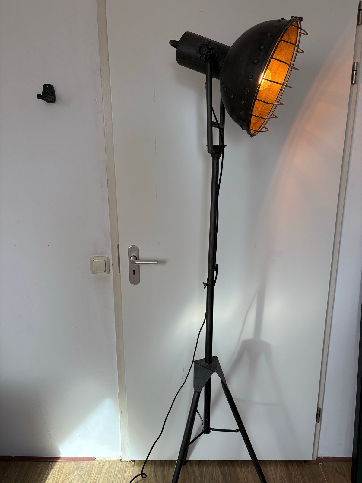 Industriële Vloerlamp met Statief - Vintage Stijl, Huis en Inrichting, Lampen | Vloerlampen, Gebruikt, Metaal, 150 tot 200 cm