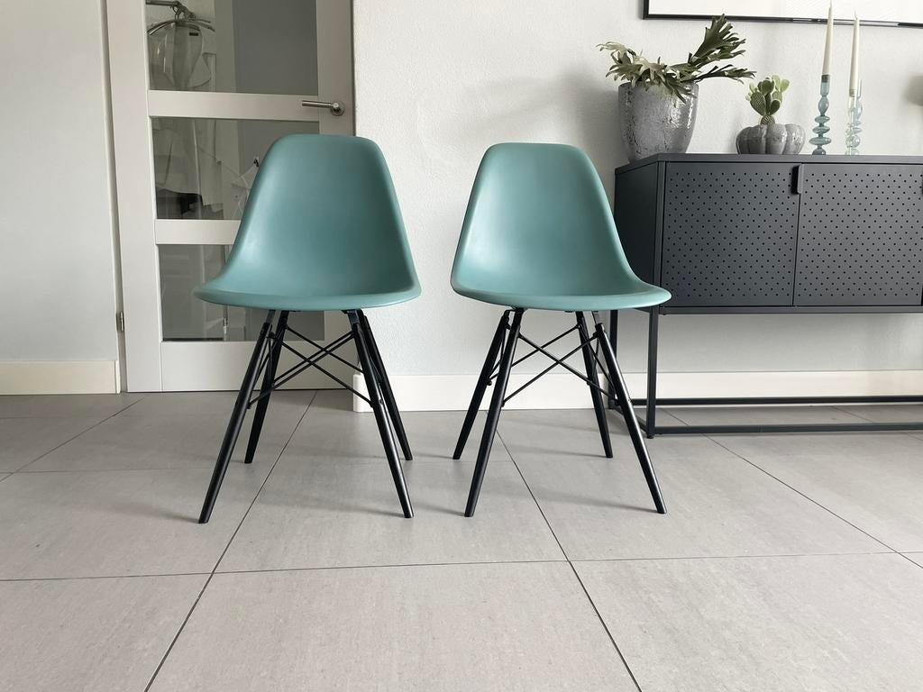 2x Vitra Eames stoelen ocean green dsw zwart, Vitra, Zwart, Ophalen of Verzenden, Zo goed als nieuw