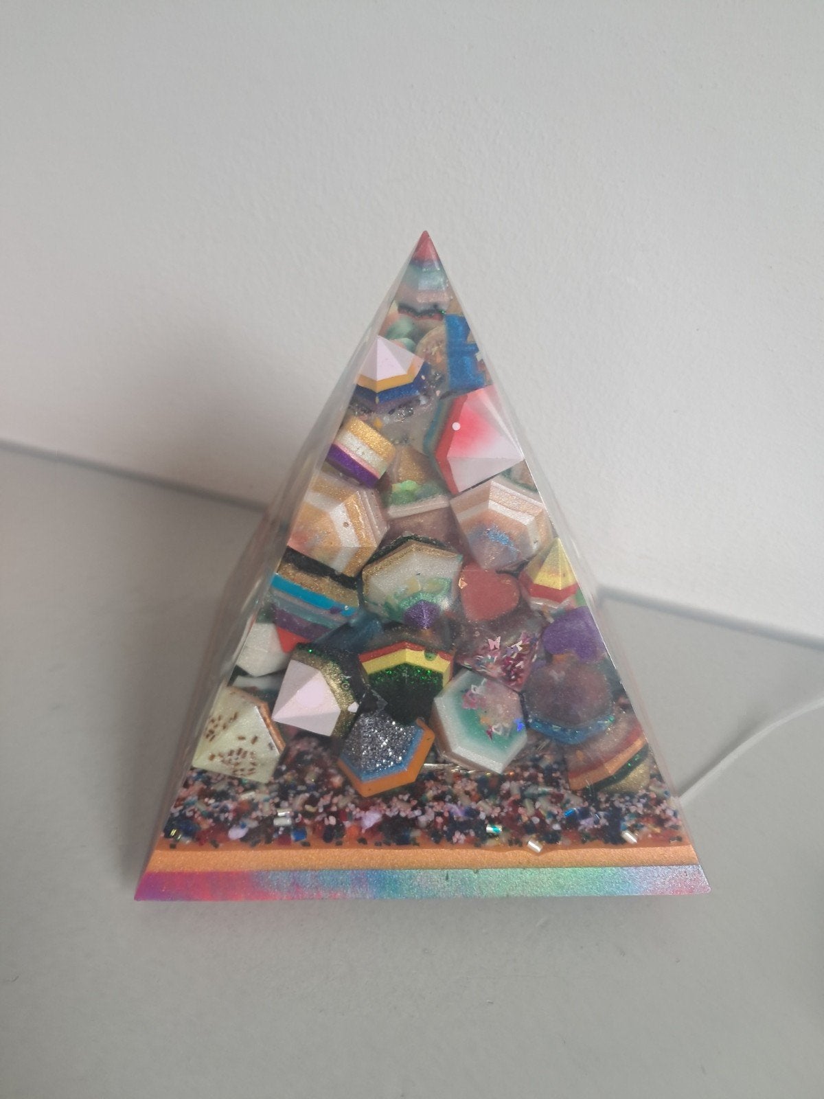 Unieke Handgemaakte Resin organiet Piramidevan uniquethings, Meerkleurig, Overige stijlen, Nieuw, Kunststof