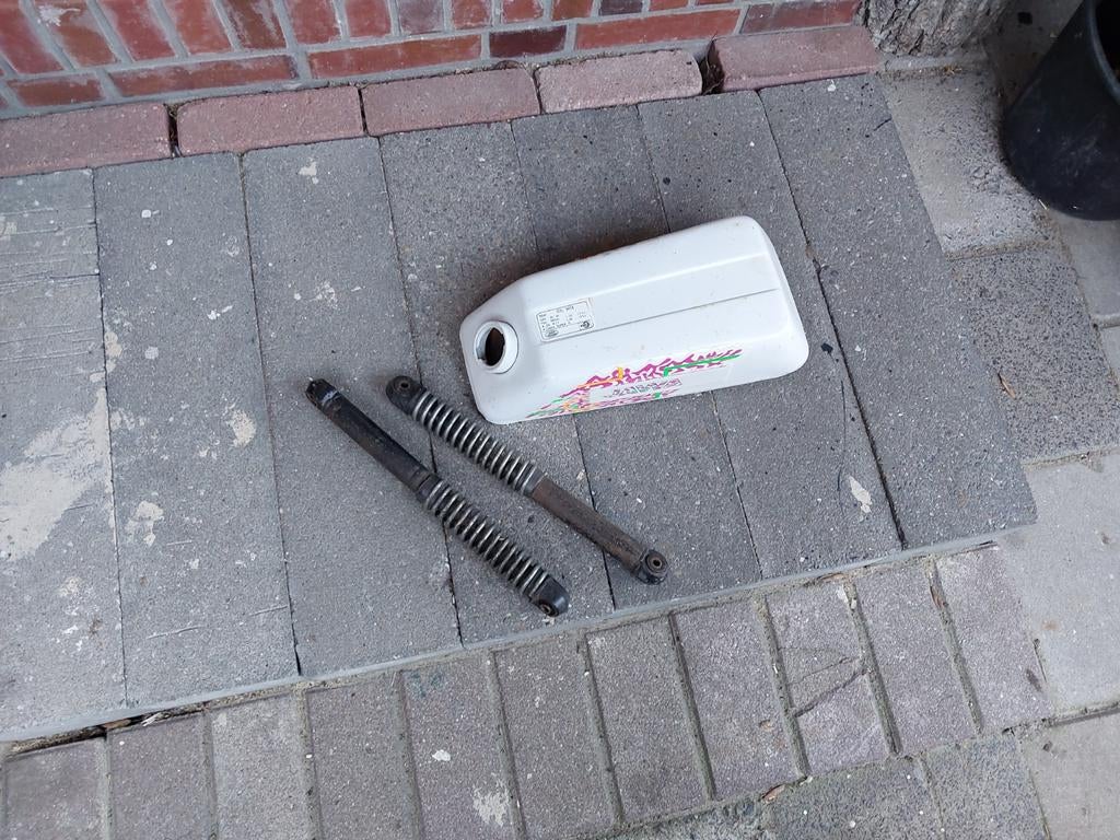 Tk jawa tank en achterschokbrekers., Fietsen en Brommers, Ophalen of Verzenden, Tank, Overige merken