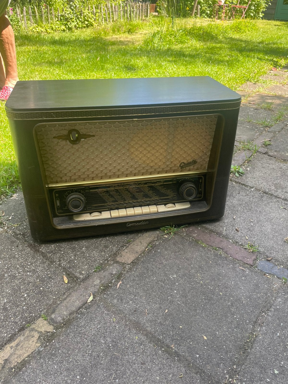 Greats Comedia radio kast, Ophalen