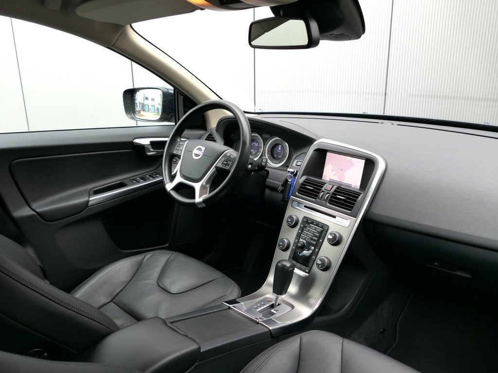 Volvo XC60 2.0 D3 AUT Momentum Xenon / Trekhaak / Leer, Automaat, Euro 5, 15 km/l, Gebruikt