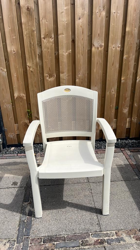 Tuinstoel beige/wit Hartmann, Ophalen, Gebruikt, Kunststof, Stapelbaar