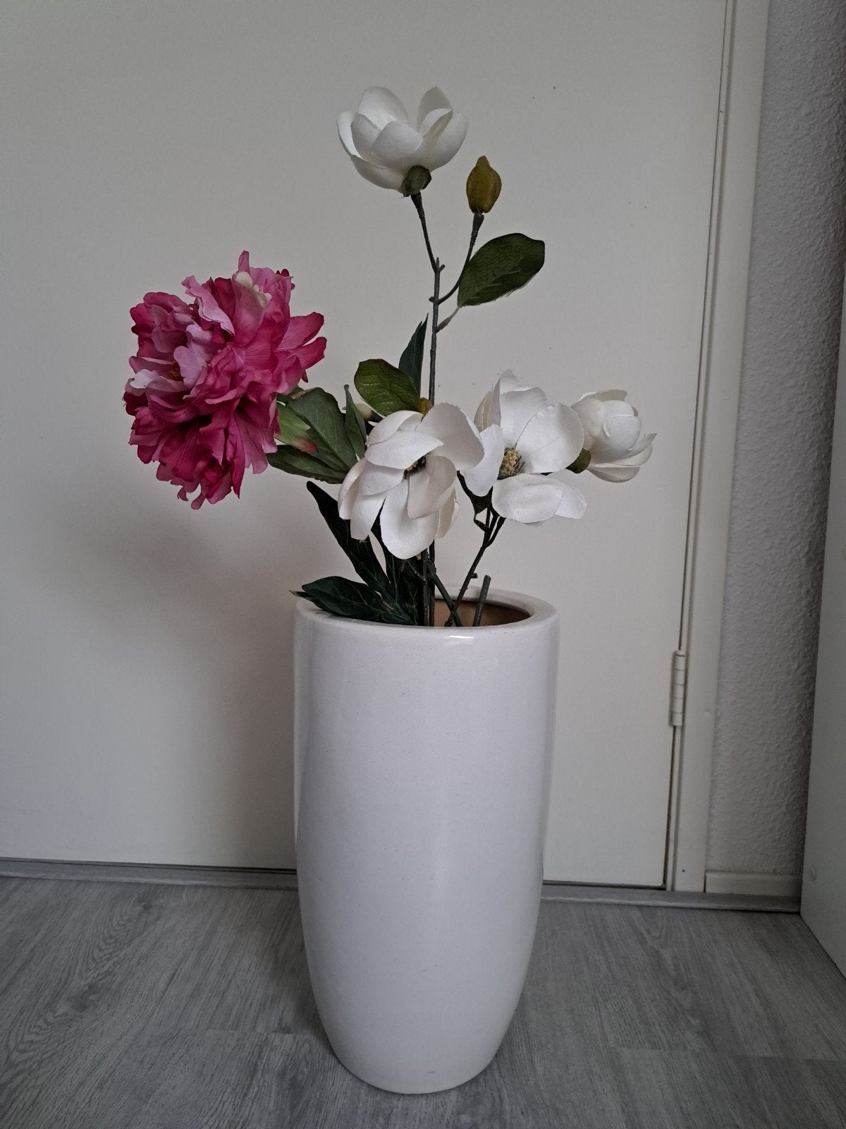 Witte vaas met kunstbloemen, Wit, Inclusief decoratie, Ophalen of Verzenden, Zo goed als nieuw