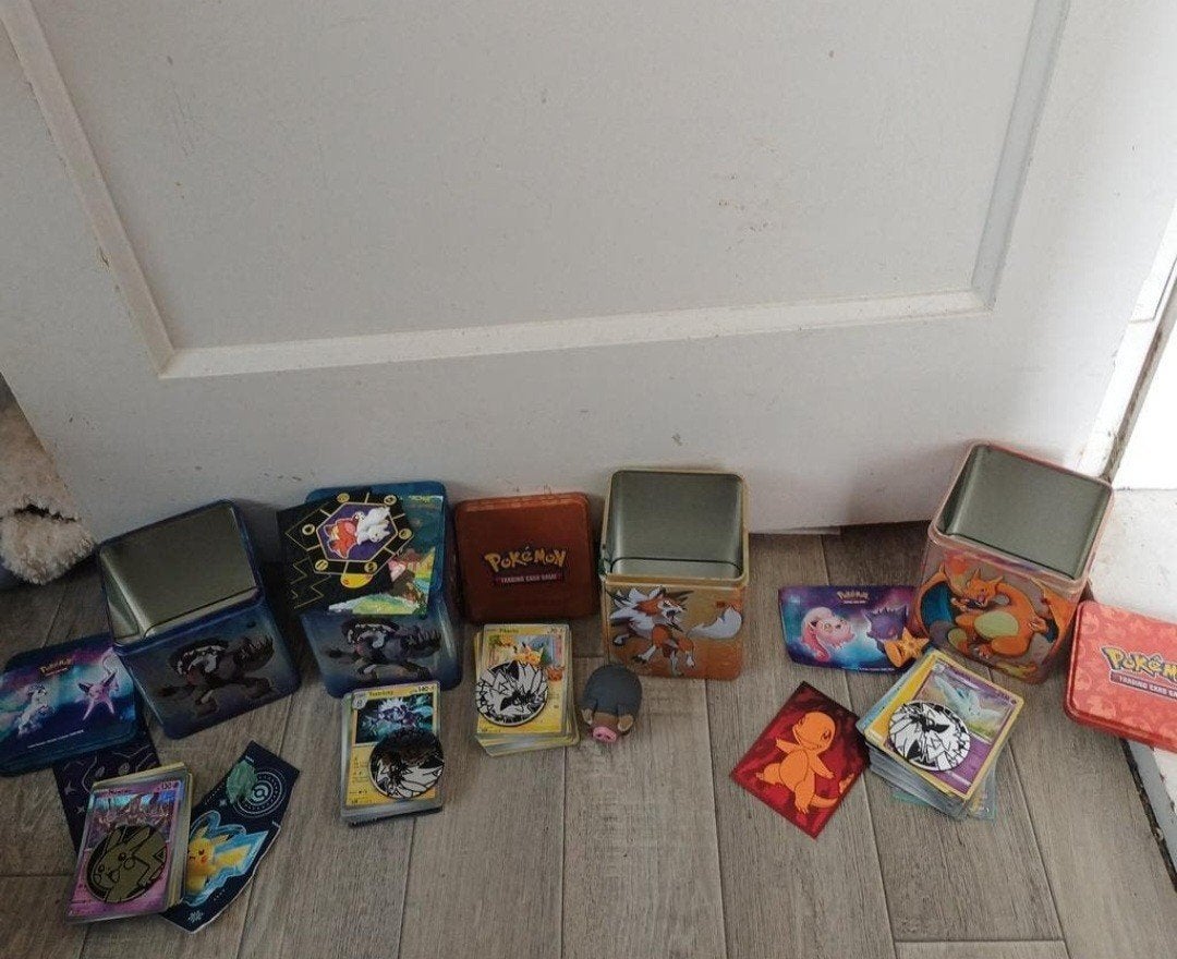 4 blikjes Pokémon kaarten en extras, Ophalen of Verzenden, Zo goed als nieuw, Meerdere kaarten
