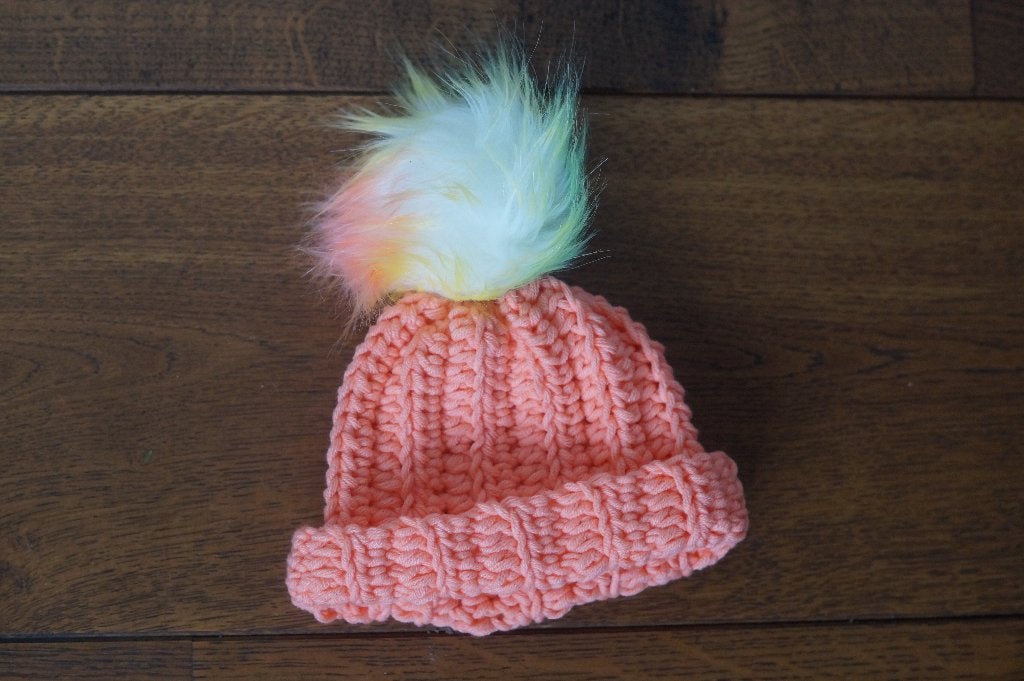 Babymuts perzikoranje, regenboogpompon, circa 3 maanden, Kinderen en Baby's, Babykleding | Mutsen, Sjaals en Wanten, Maat 62, Jongetje of Meisje