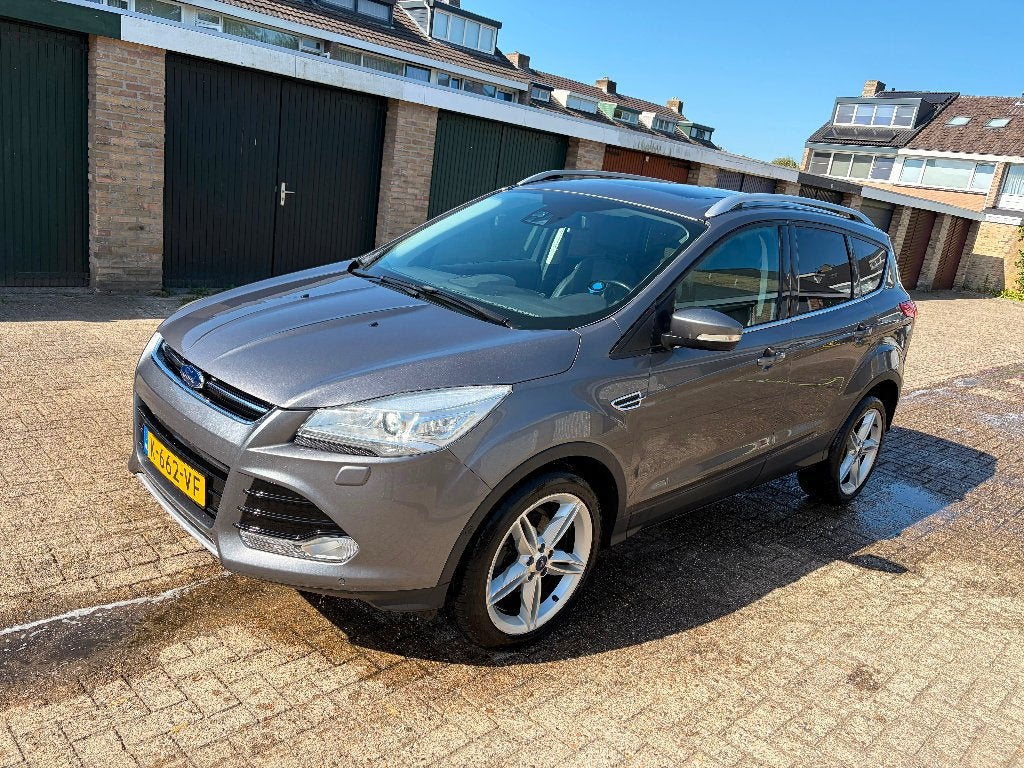 Ford Kuga 1.6 Titanium+ trekhaak panodak keyless full opties, Auto's, Ford, Voorwielaandrijving, 15 km/l, Zwart, 4 cilinders