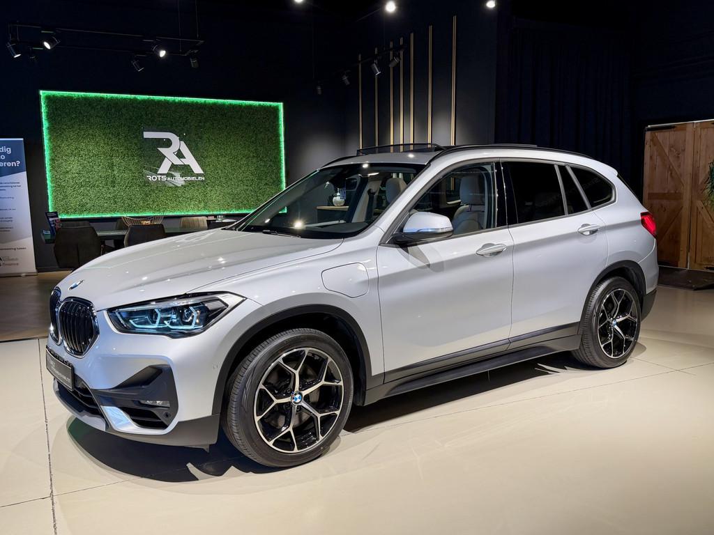 BMW X1 xDrive25e LED|Pano|Leer|ACC|Trekhaak! Zilver, Auto's, BMW, Gebruikt, Huisgarantie, Met garantie (alle), Leder