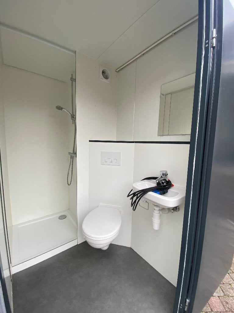 Mobiele Badkamer  Douche en WC, Ophalen, Zo goed als nieuw