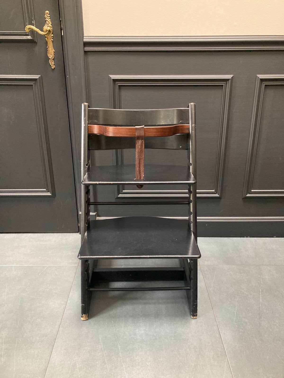 Stokke tripp trapp zwart met beugel en leertje, Kinderen en Baby's, Kinderstoelen, Ophalen, Gebruikt, Meegroeistoel