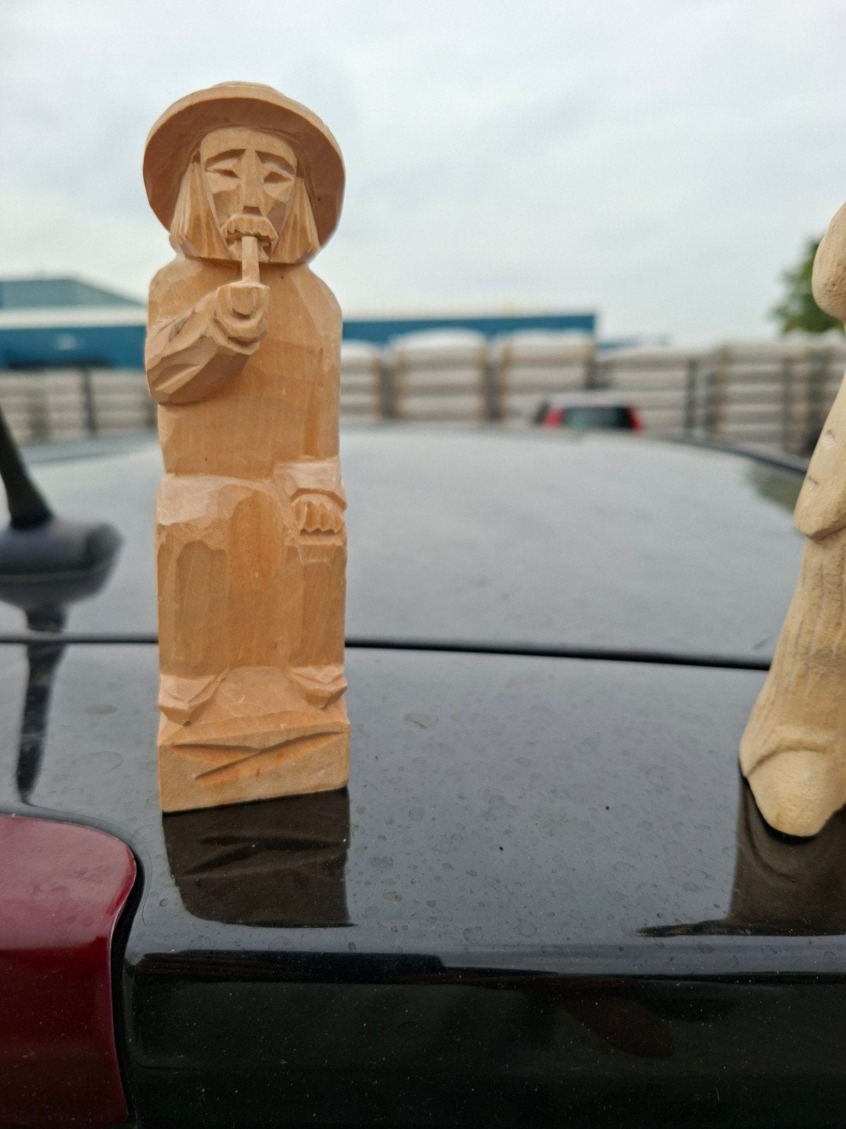 Handgesneden houten beeldje van man met pijp, Houtsnijwerk, Minder dan 20 cm, Ophalen of Verzenden, Handgemaakt
