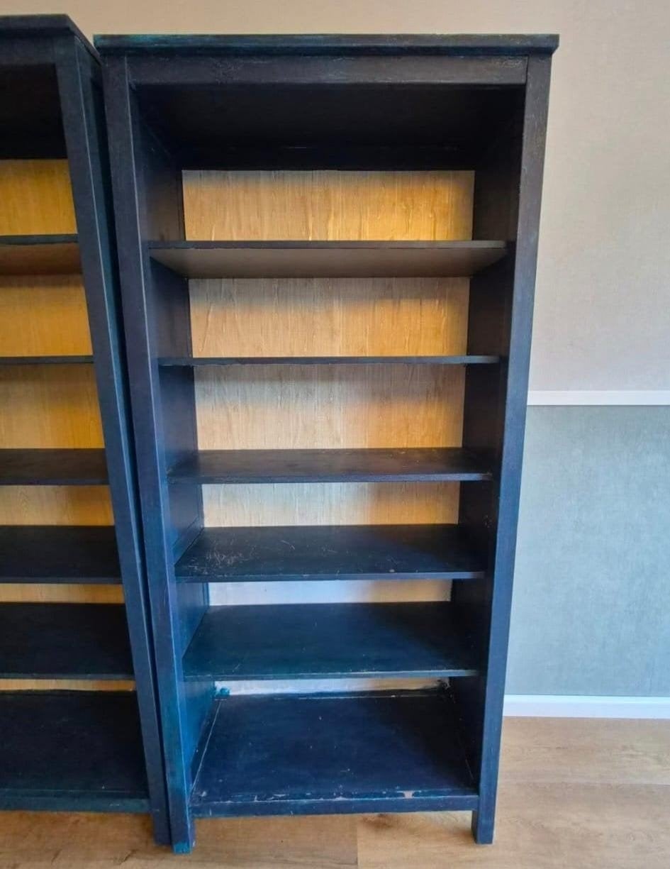 Twee donkerblauwe boekenkasten met houten planken, Ophalen of Verzenden
