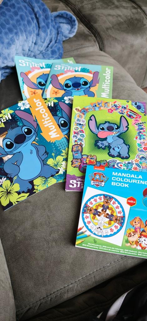 5 Stitch & 1 Paw Patrol Kleur- en 1 Stickerboek (1000), Ophalen of Verzenden, Zo goed als nieuw, Knutselen