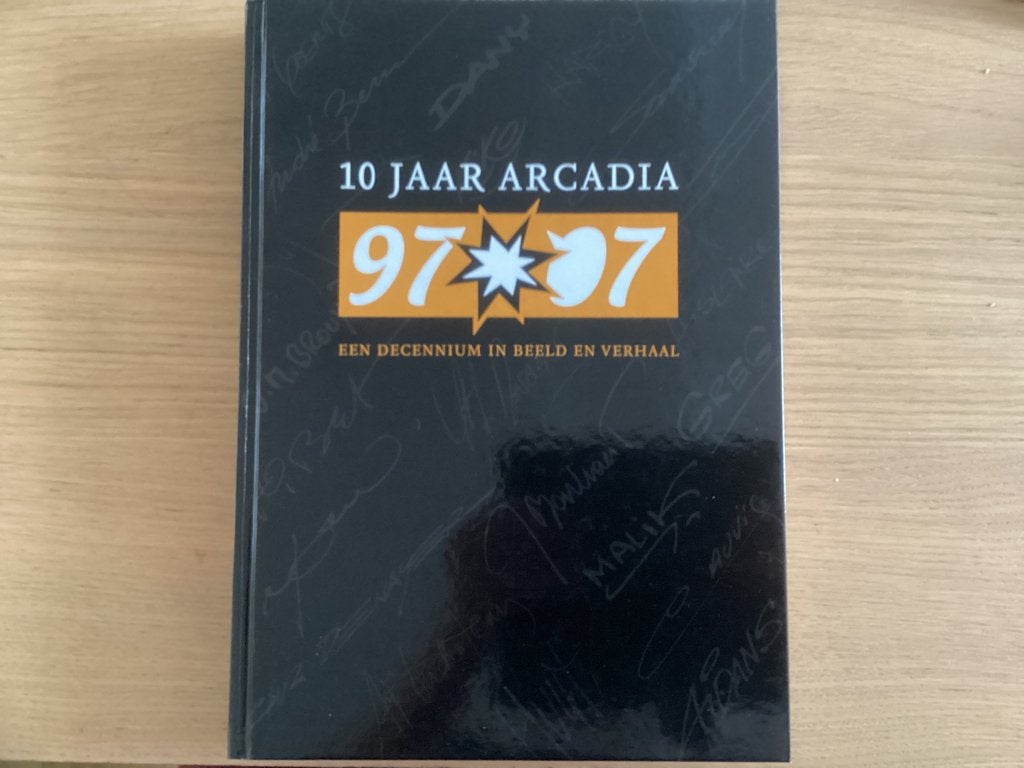 10 jaar Arcadia 1997-2007 Een decennium in beeld en verhaal, Eén stripboek, Ophalen of Verzenden, Zo goed als nieuw